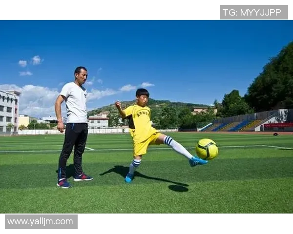 孩子练习足球母亲全程陪伴教练共同指导助力成长