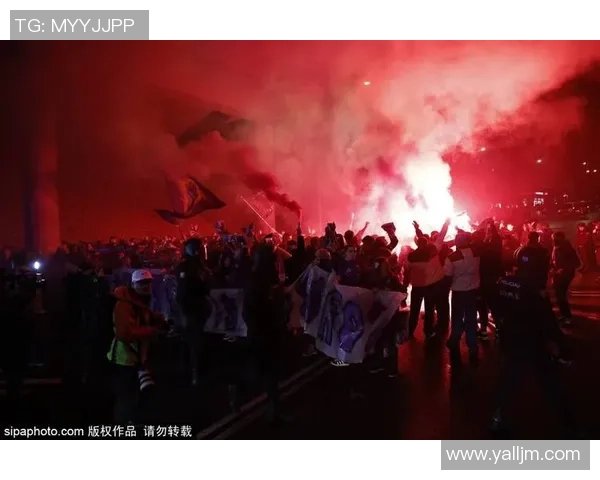 巴萨足球赛激情四溢球迷热情助阵球队争夺荣耀与胜利